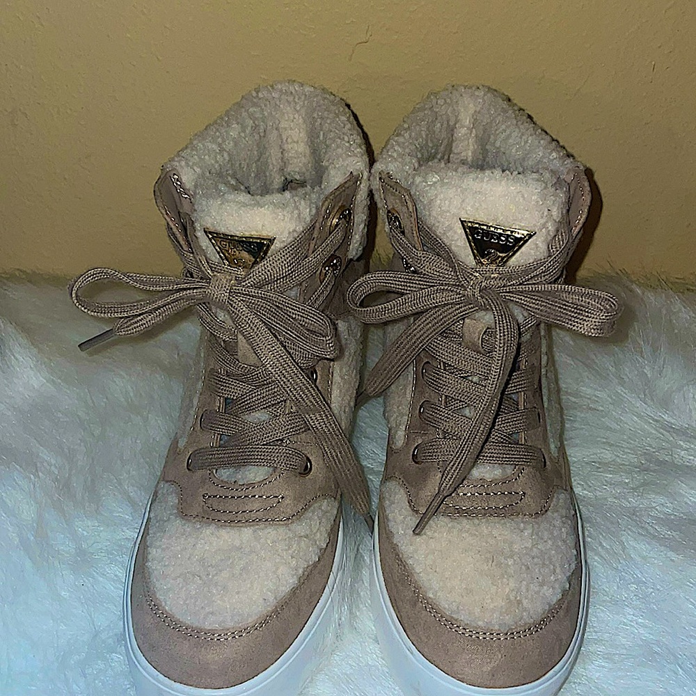 Guess warm booties tan/cream w gold hardware . Gorgeous ! Sz W 7 Medium